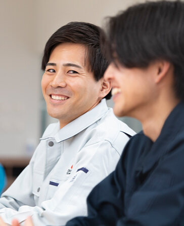 ー  社内の雰囲気や働きやすさを教えてもらえますか？